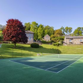 Barcroft Estate Tennis Court - kate & tom's Large Holiday Homes