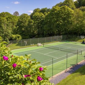 Barcroft Estate Tennis Court - kate & tom's Large Holiday Homes