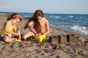 building_sandcastles_on_the_beach