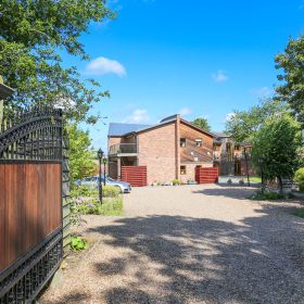 The Curved House - kate & tom's Large Holiday Homes