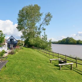 Severn Bank House - kate & tom's Large Holiday Homes