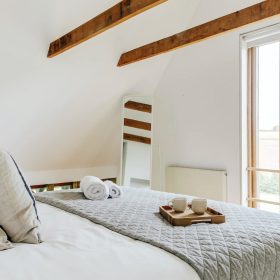 Tawny Barn Bedroom - kate & tom's Large Holiday Homes