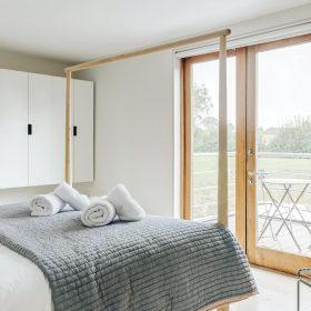 Tawny Barn Bedroom - kate & tom's Large Holiday Homes