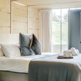 Tawny Barn Bedroom - kate & tom's Large Holiday Homes