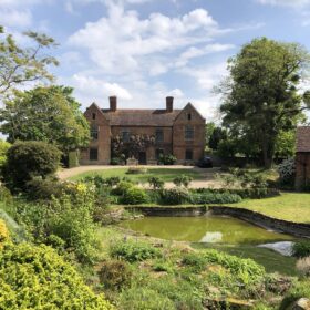 The Hall on the Hill - kate & tom's Large Holiday Homes