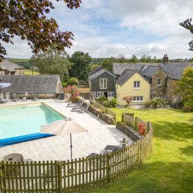 The Pink Door - kate & tom's Large Holiday Homes