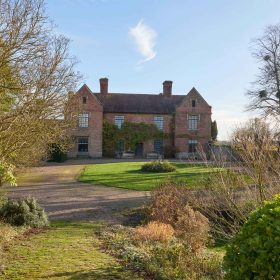 The Hall on the Hill - kate & tom's Large Holiday Homes