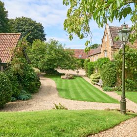 Field Lane Farm - kate & tom's Large Holiday Homes