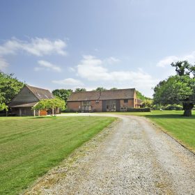 Oak Lake Barn - kate & tom's Large Holiday Homes