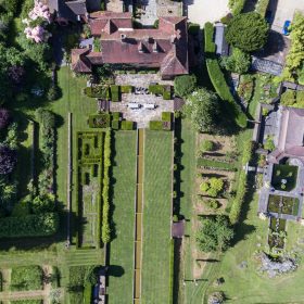 Royal Tudor Manor - kate & tom's Large Holiday Homes