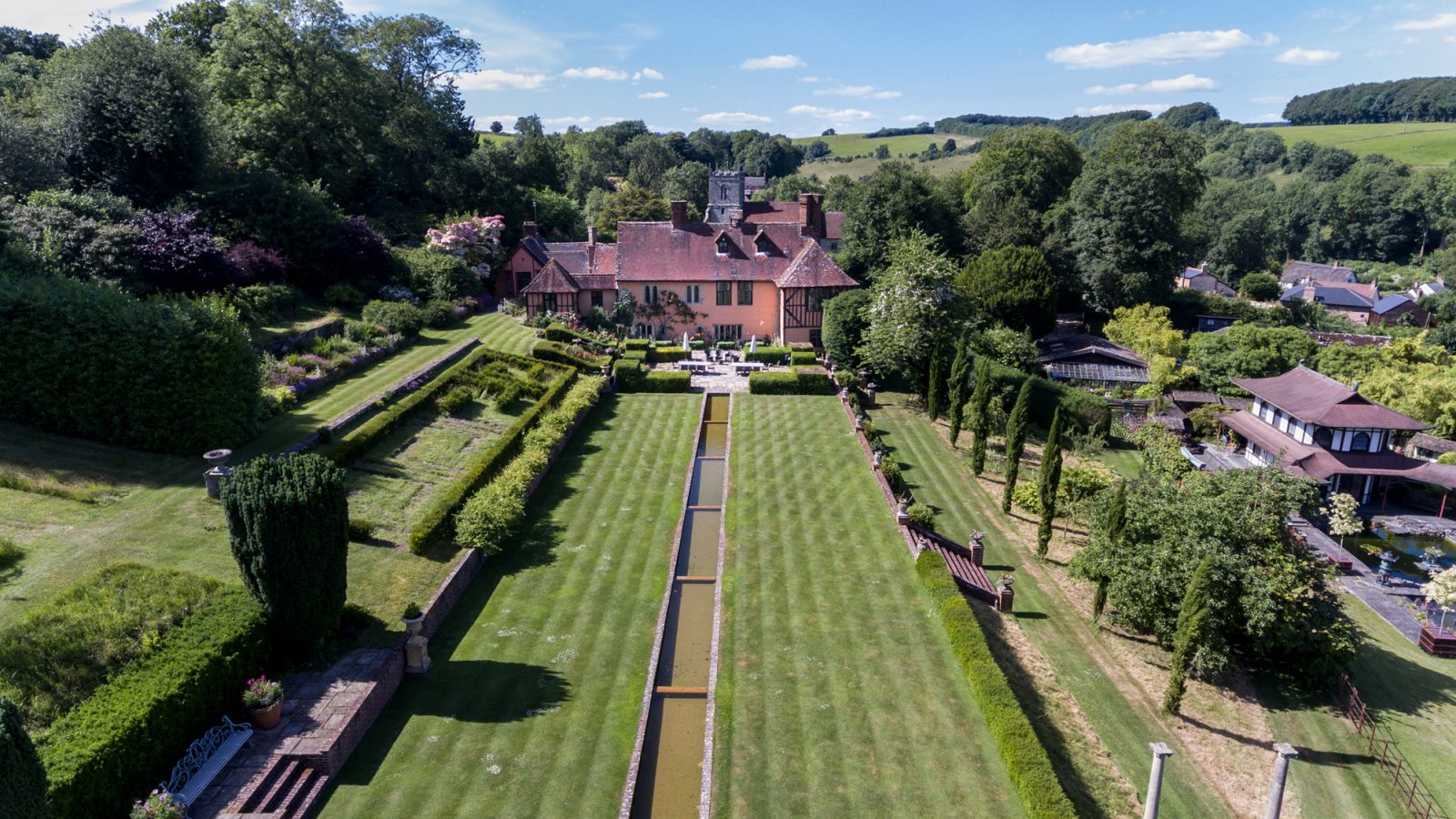 Royal Tudor Manor - kate & tom's Large Holiday Homes