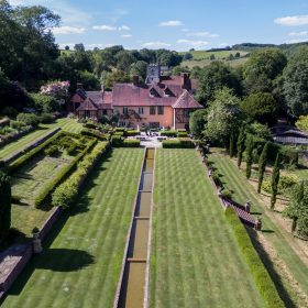 Royal Tudor Manor - kate & tom's Large Holiday Homes