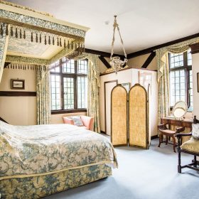 Royal Tudor Manor - kate & tom's Large Holiday Homes