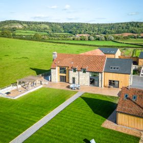 Somerton Barn - kate & tom's Large Holiday Homes