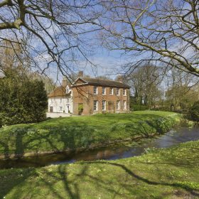  The Moated Manor - kate & tom's Large Holiday Homes