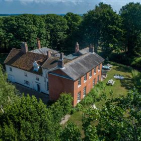 The Moated Manor - kate & tom's Large Holiday Homes