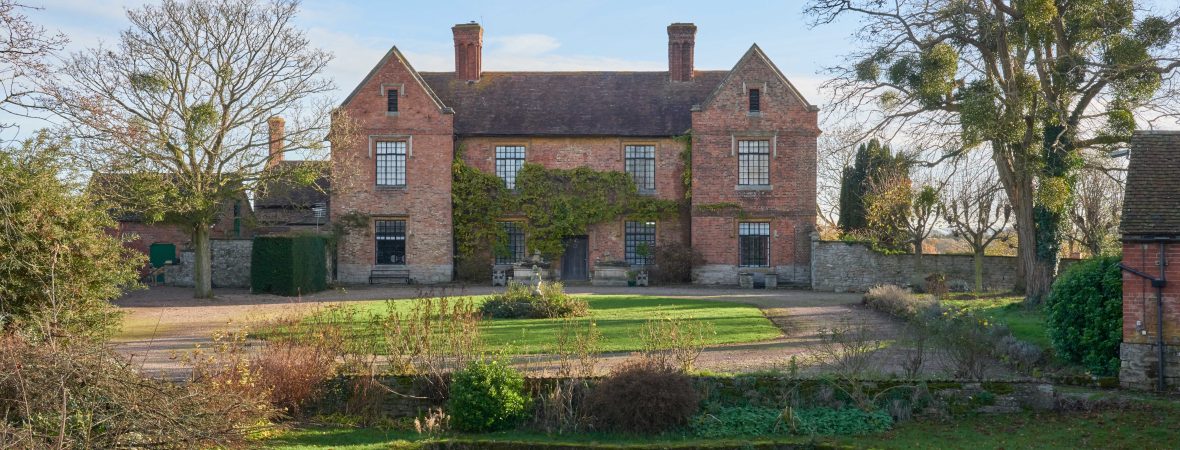 The Hall on the Hill - kate & tom's Large Holiday Homes