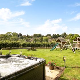 Cotswold Valley Court - kate & tom's Large Holiday Homes