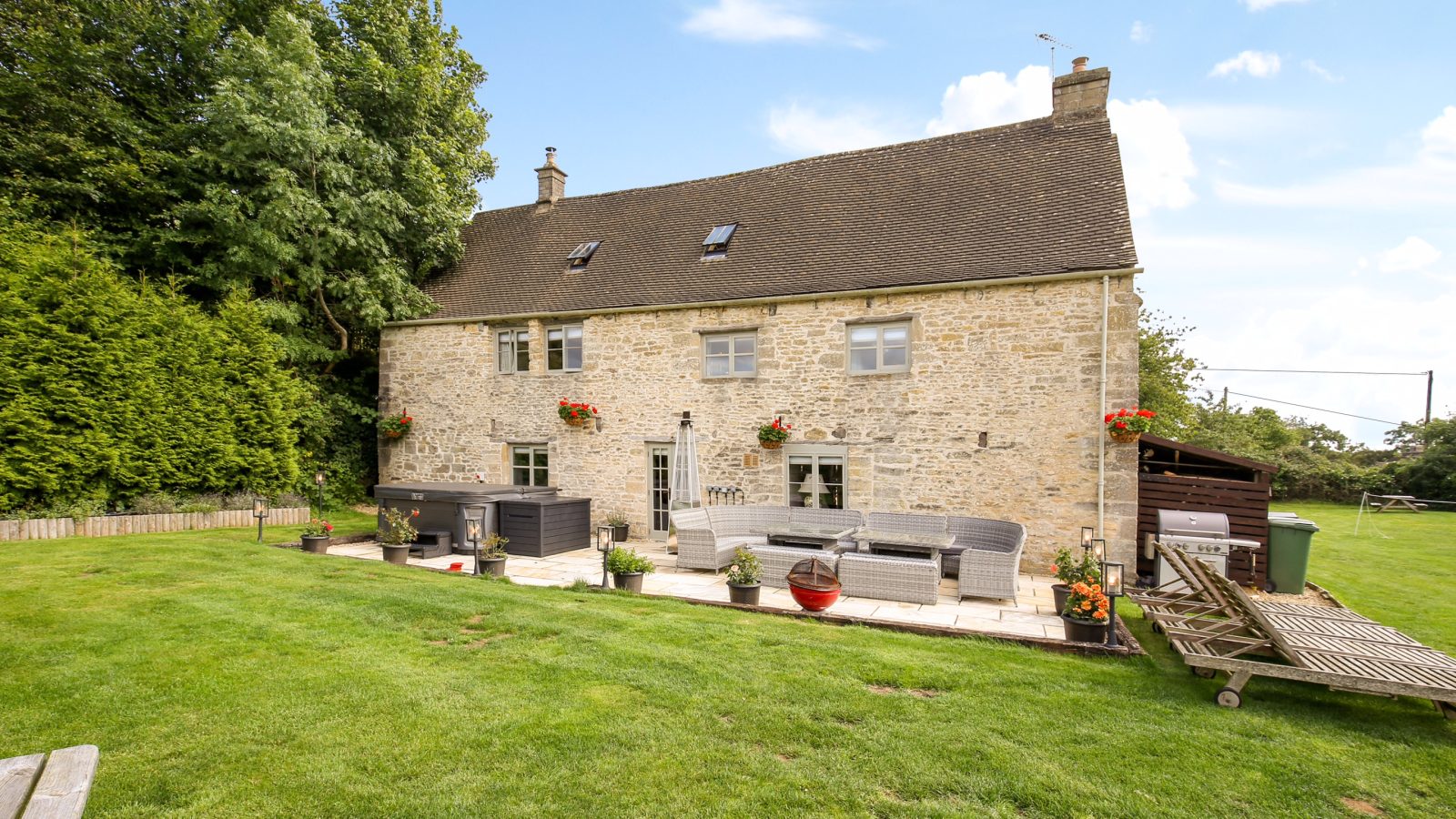 Cotswold Valley Court - kate & tom's Large Holiday Homes