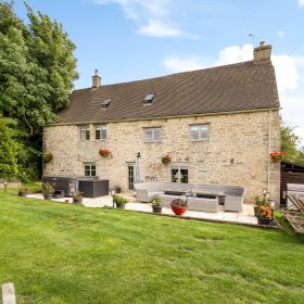 Cotswold Valley Court - kate & tom's Large Holiday Homes