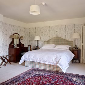  Sugnall Hall - kate & tom's Large Holiday Homes