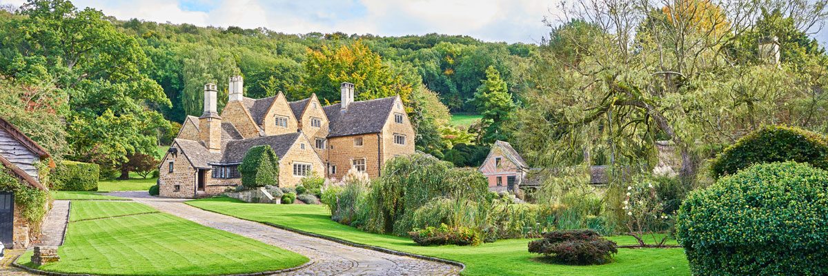 Large holiday home with a lovely green lawn.