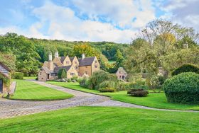 Large holiday home with a lovely green lawn.