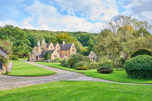 Large holiday home with a lovely green lawn.