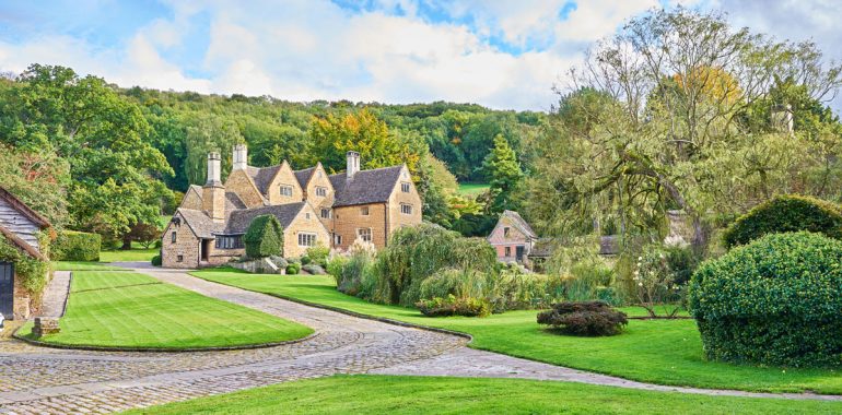 Large holiday home with a lovely green lawn.