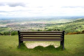 Cleeve Common: Golf, Sheep and Windy Reflection - kate & tom's Large Holiday Homes