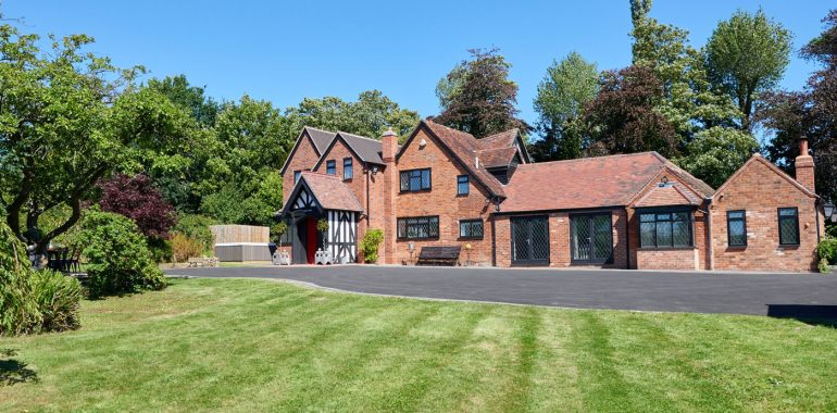 House of the Month: Elephant & Castle - kate & tom's Large Holiday Homes