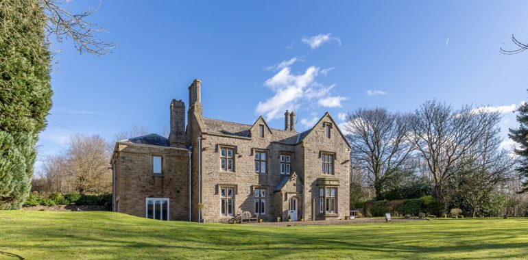 6 reasons to have a hen party in a big house - kate & tom's Large Holiday Homes
