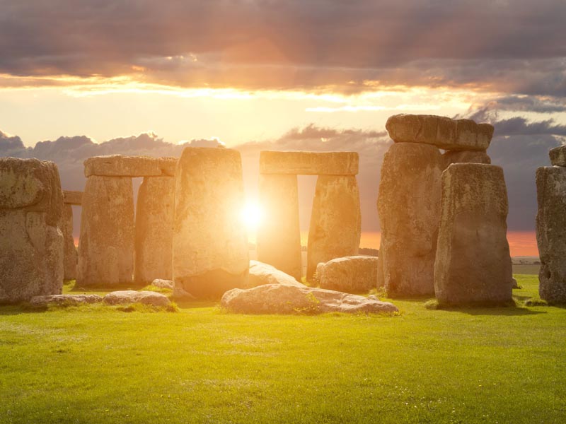 Stonehenge ao pôr-do-sol num belo verão inglês.