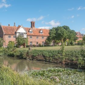 Tudor Hall Estate - kate & tom's Large Holiday Homes