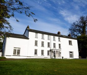Deri Manor