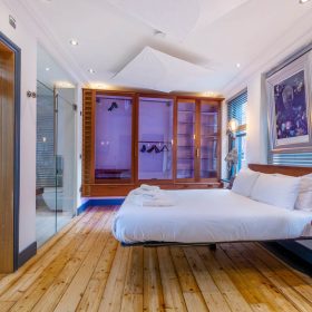  Museum Penthouse - kate & tom's Large Holiday Homes