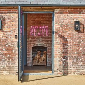 Avebury Barns - kate & tom's Large Holiday Homes