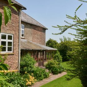 Black Mountain Farmhouse - kate & tom's Large Holiday Homes