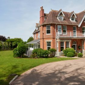 Moorend Manor - kate & tom's Large Holiday Homes