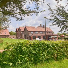 Starhill Manor - kate & tom's Large Holiday Homes