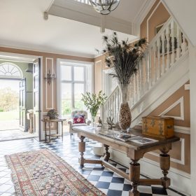 Marlborough Manor hallway - kate & tom's Large Holiday Homes