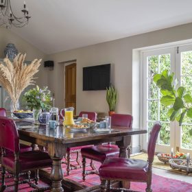 Marlborough Manor dining - kate & tom's Large Holiday Homes