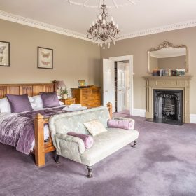 Marlborough Manor bedroom - kate & tom's Large Holiday Homes