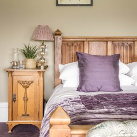 Marlborough Manor bedroom - kate & tom's Large Holiday Homes