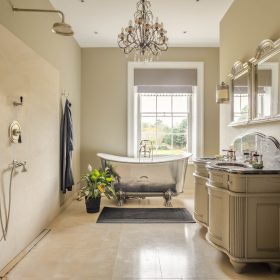 Marlborough Manor bathroom - kate & tom's Large Holiday Homes