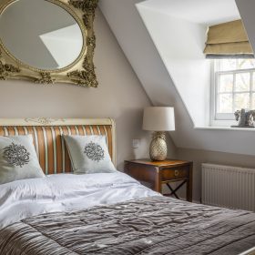 Marlborough Manor bedroom - kate & tom's Large Holiday Homes