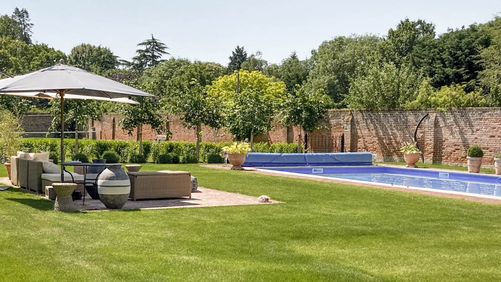 Marlborough Manor swimming pool - kate & tom's Large Holiday Homes