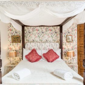 Coach House Cottages - kate & tom's Large Holiday Homes