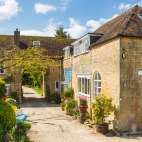 Coach House Cottages - kate & tom's Large Holiday Homes