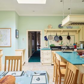 The Brecon Pink House - kate & tom's Large Holiday Homes